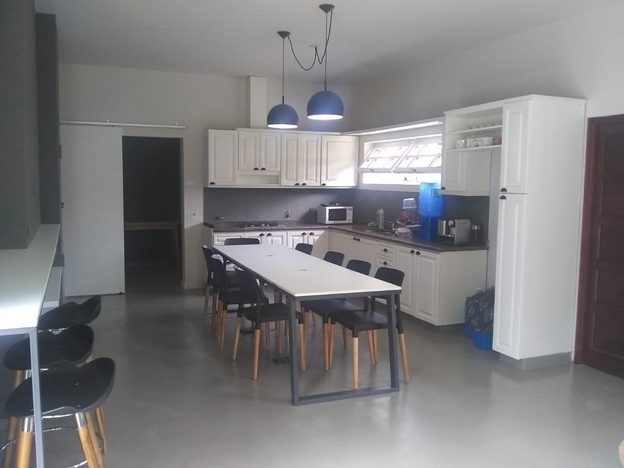 OFICINA AMOBLADA EN ZONA NORTE . AMENITIES, SALA DE REUNION, JARDIN