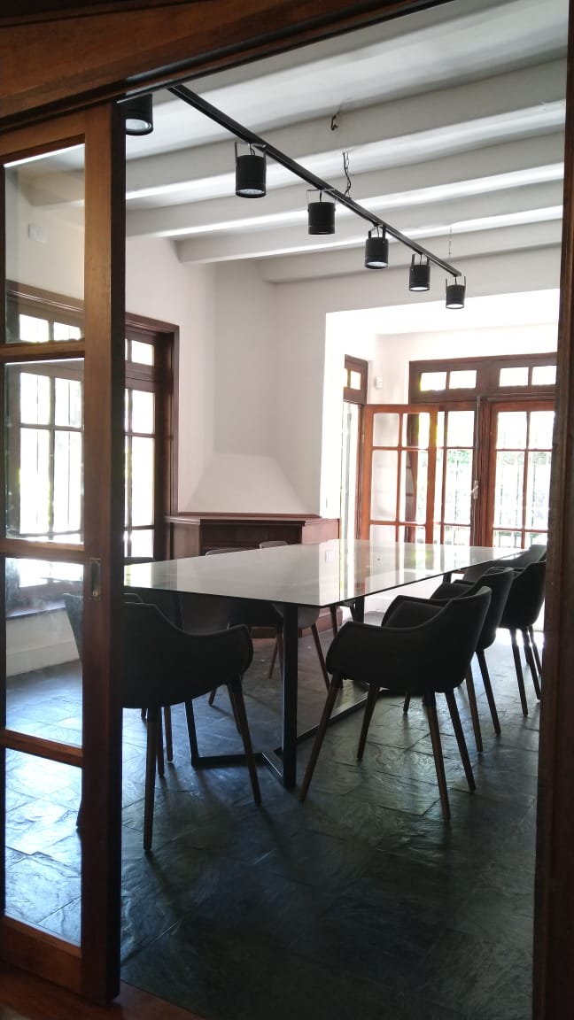 OFICINA AMOBLADA EN ZONA NORTE . AMENITIES, SALA DE REUNION, JARDIN