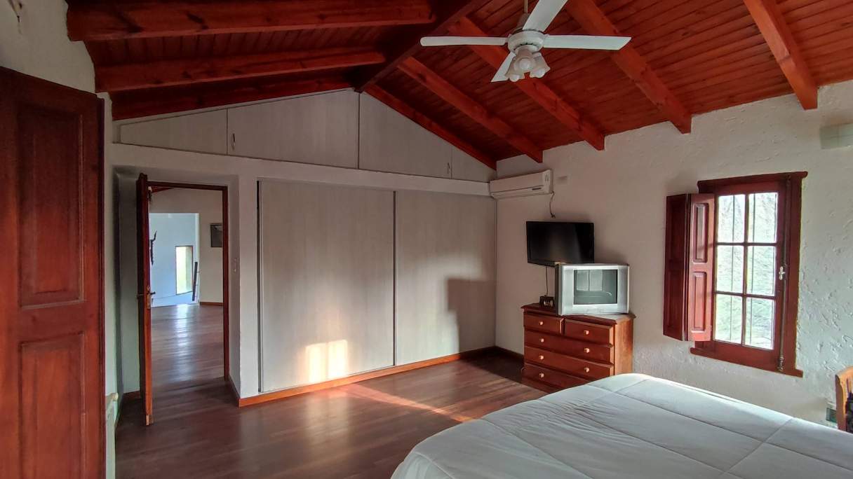 Venta Casa 4 Dorm. B° Villa Rivera Indarte