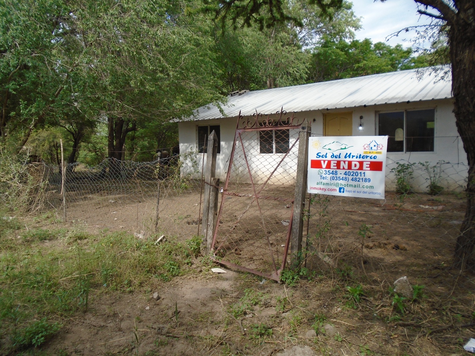 VENTA CASA CON AMPLIO TERRENO- B AGUAS AZULES- CAPILLA DEL MONTE-CÓRDOBA
