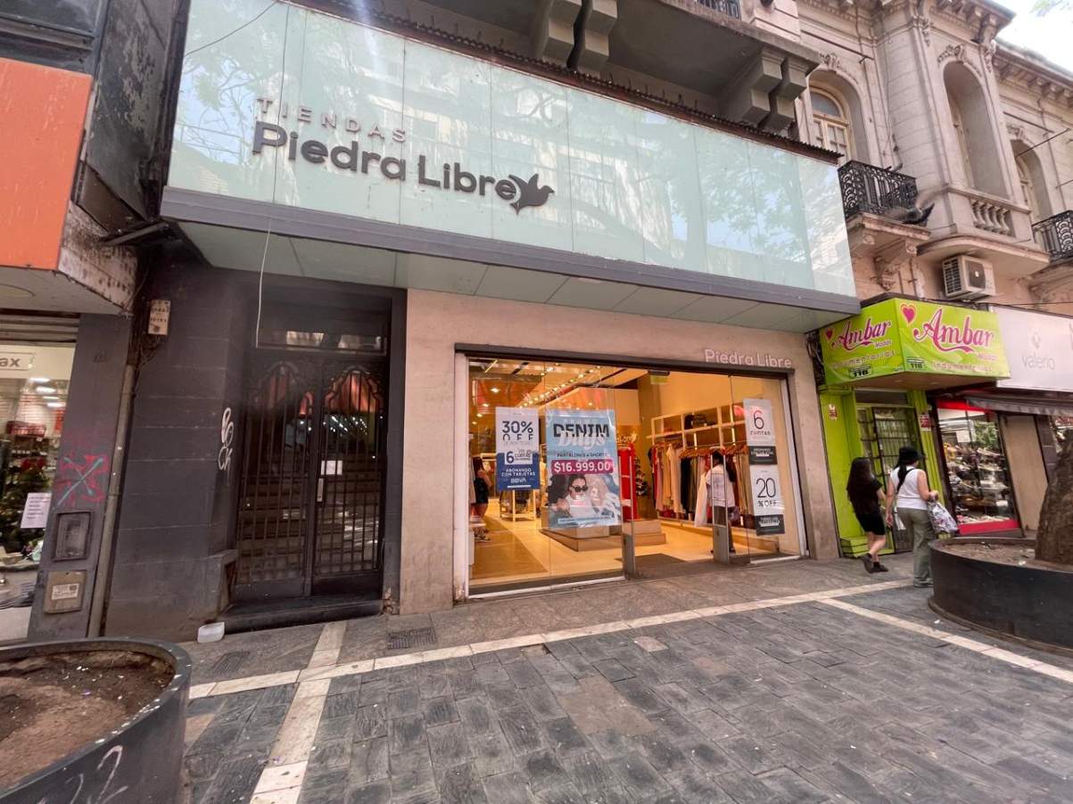 EXCELENTE LOCAL PEATONAL DE CORDOBA . VIDRIERA A LA CALLE . ALTO TRANSITO