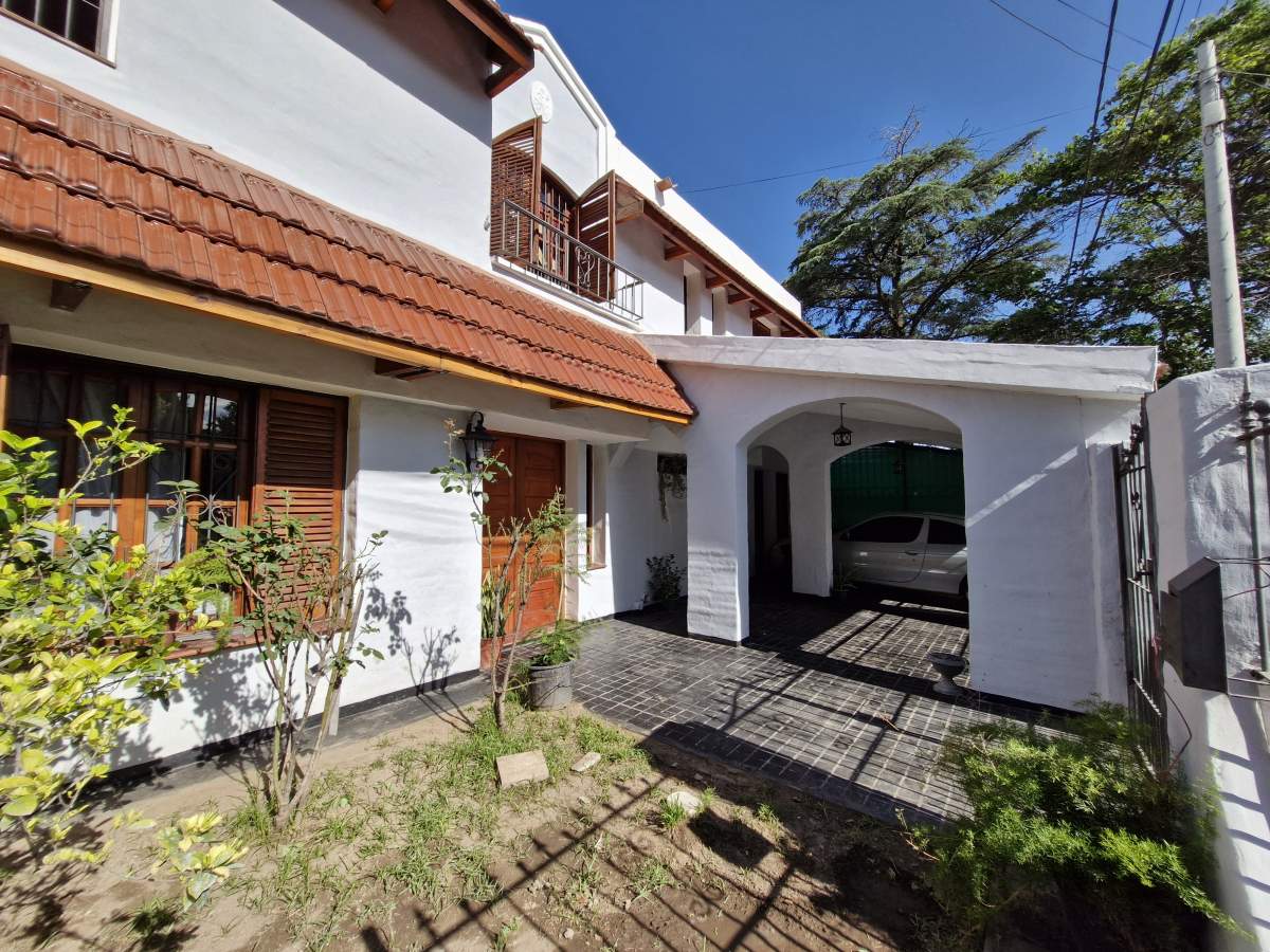Venta casa cinco dormitorios zona sur Parque Los Molinos