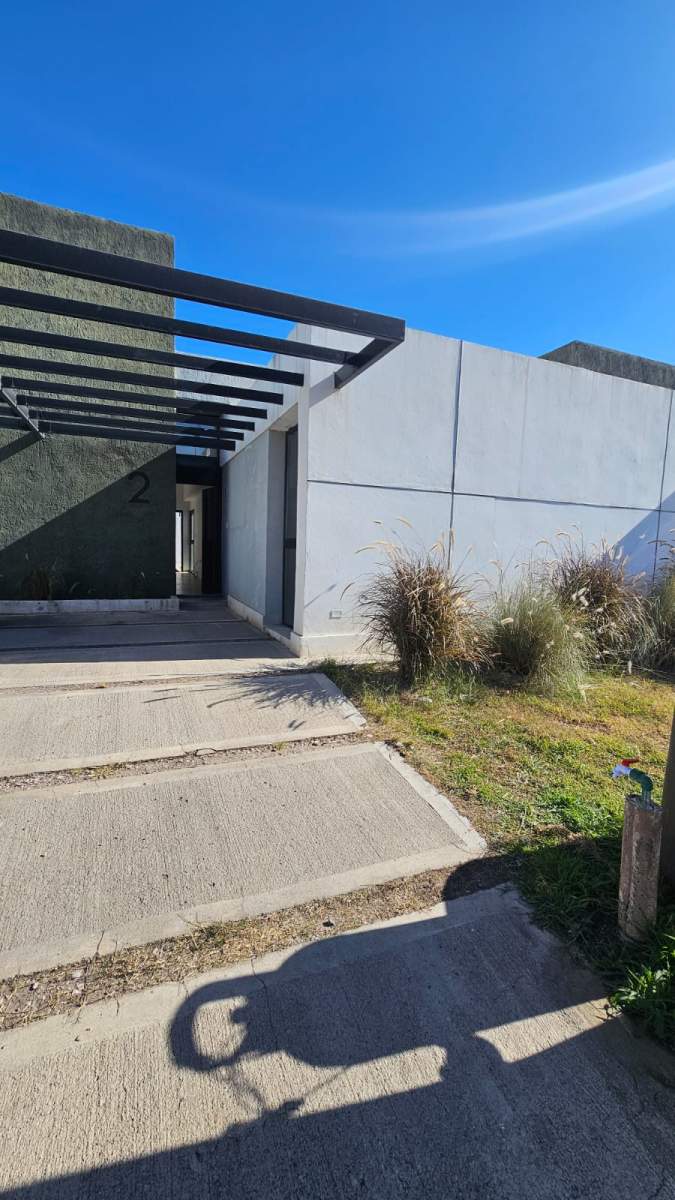 UBICACION PREMIUM - VIVI EN MANANTIALES - ALQUILER CASA DOS DORM