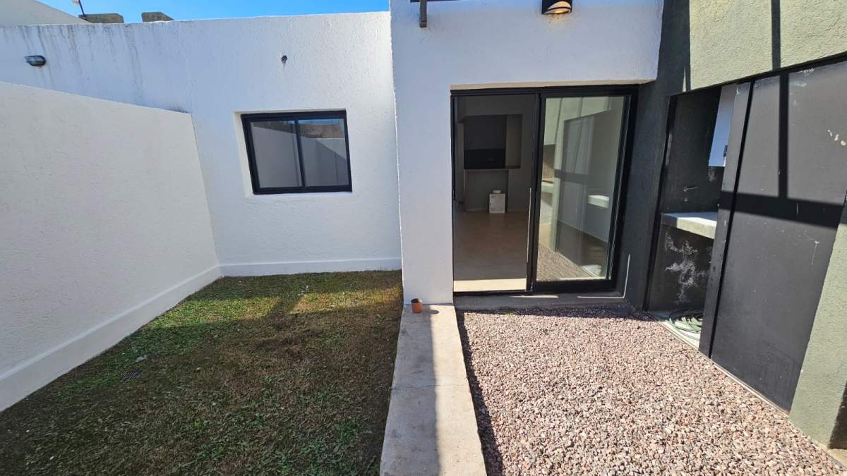 UBICACION PREMIUM - VIVI EN MANANTIALES - ALQUILER CASA DOS DORM