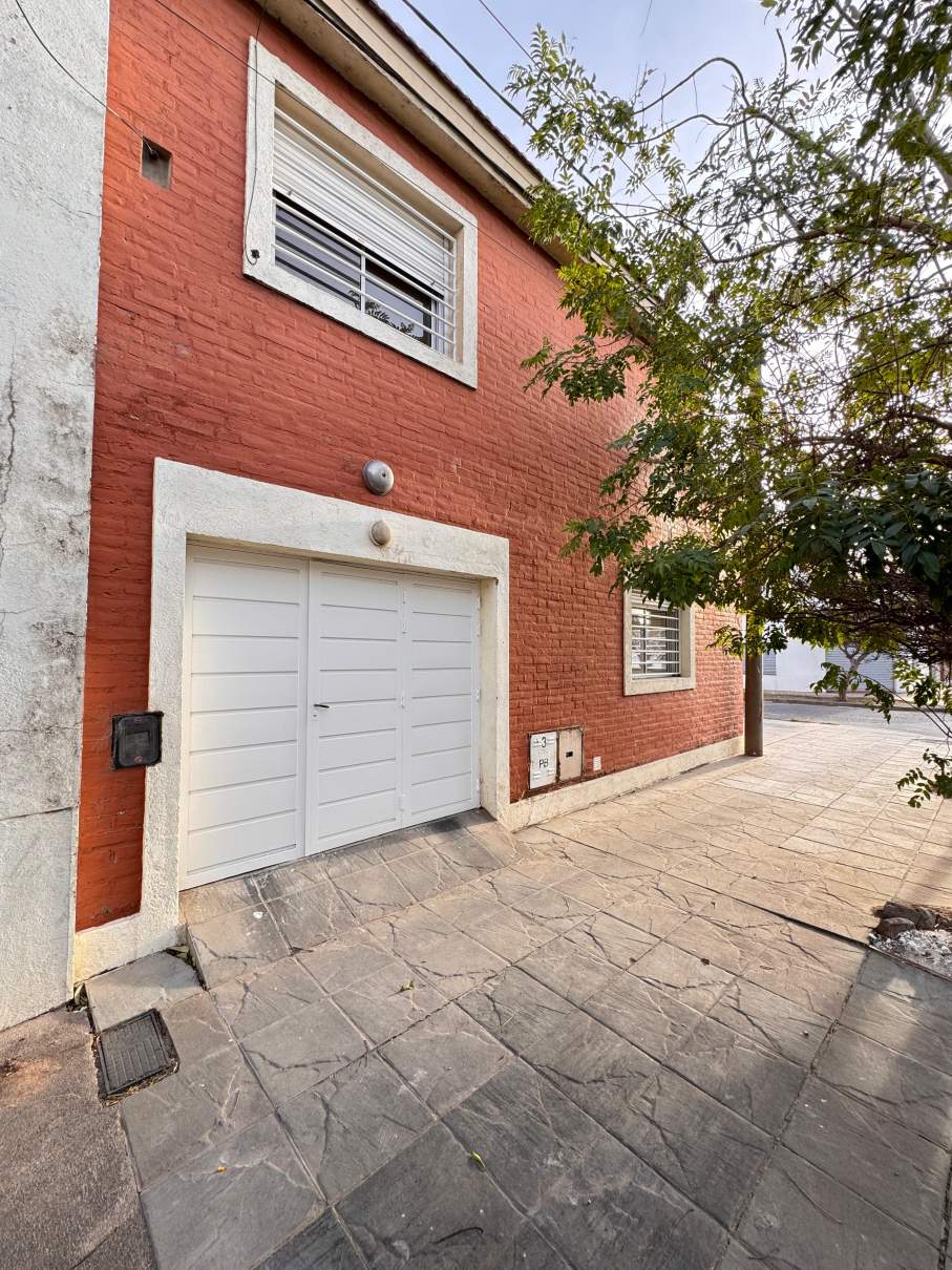 ALQUILER DUPLEX A METROS DE AV. SABATTINI - 2 DORM CON COCHERA Y  PATIO - VENI A VERLO!