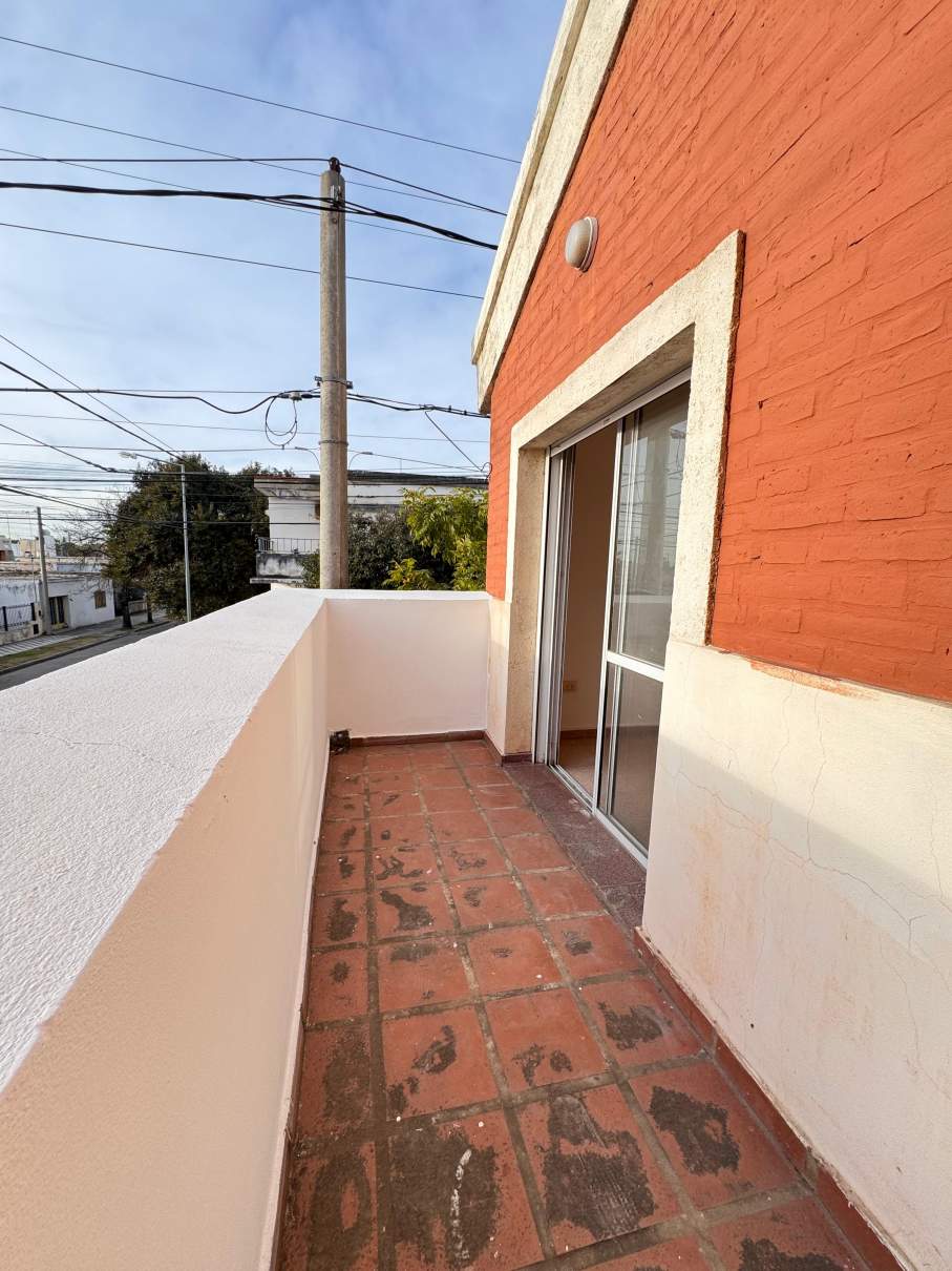ALQUILER DUPLEX A METROS DE AV. SABATTINI - 2 DORM CON COCHERA Y  PATIO - VENI A VERLO!