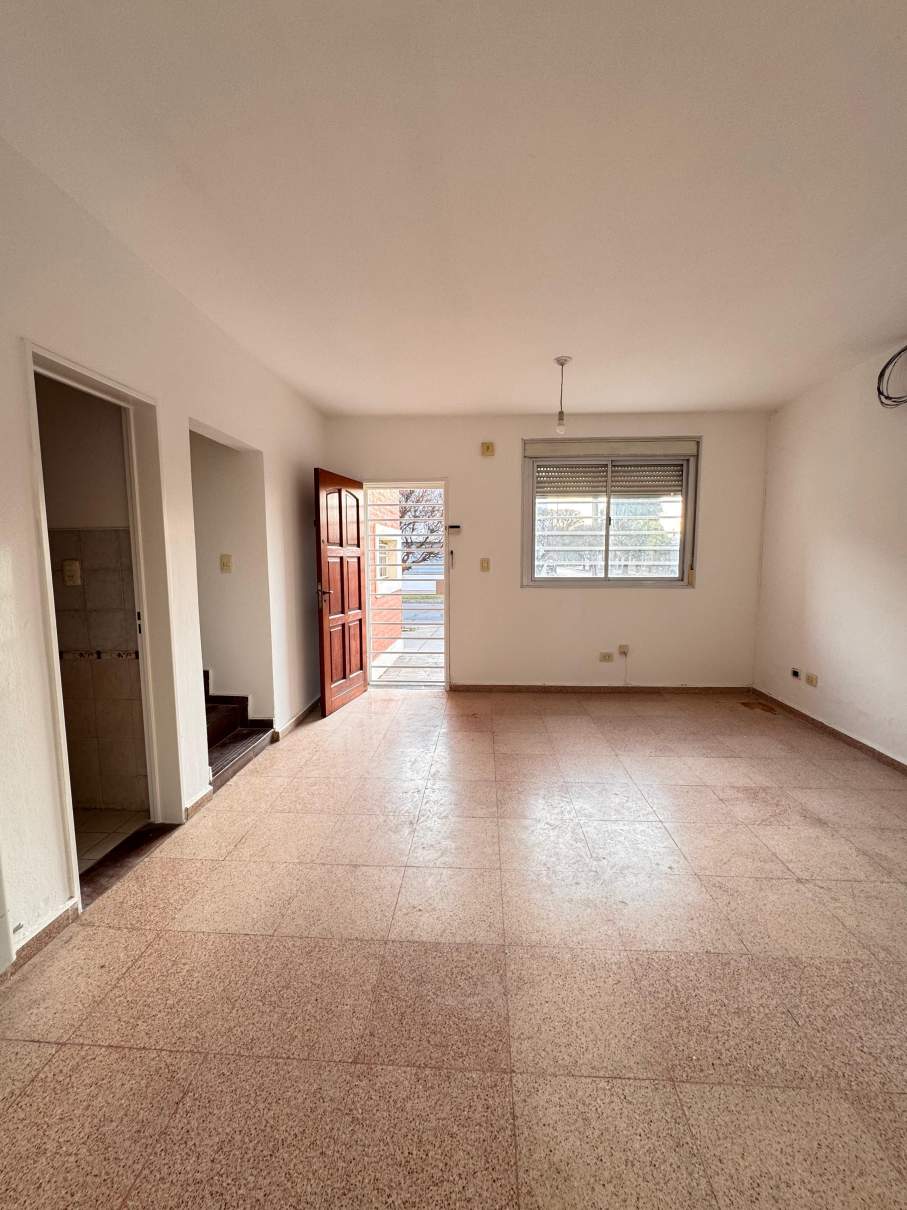 ALQUILER DUPLEX A METROS DE AV. SABATTINI - 2 DORM CON COCHERA Y  PATIO - VENI A VERLO!