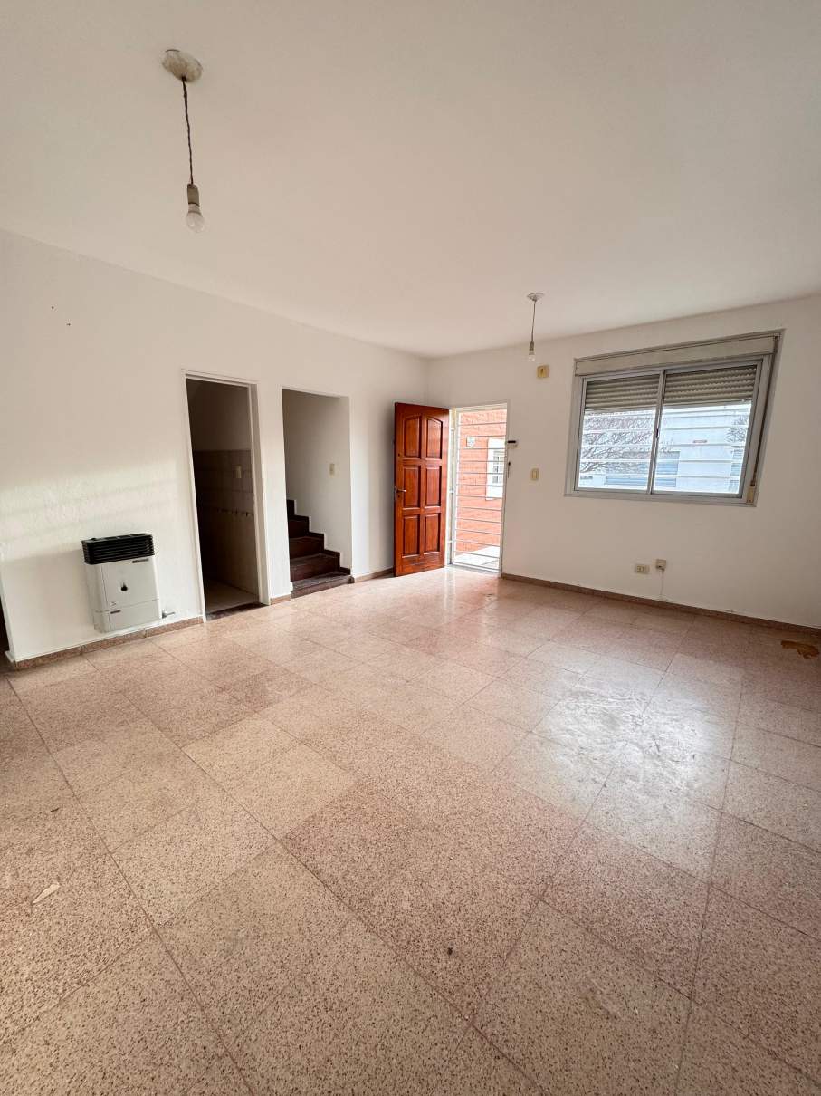 ALQUILER DUPLEX A METROS DE AV. SABATTINI - 2 DORM CON COCHERA Y  PATIO - VENI A VERLO!