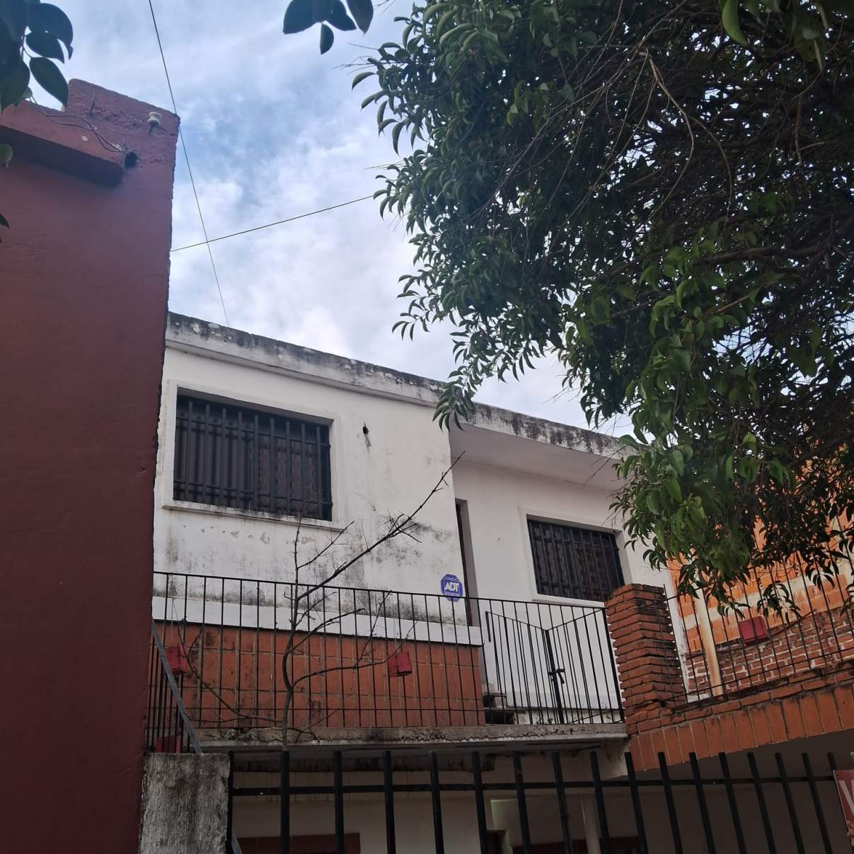 Casa de 2 dorm  Dpto en planta alta en Venta B Alberdi