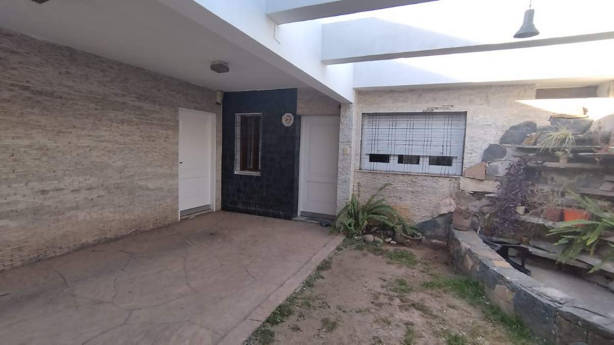 Alquilo Casa de 3 Dor- Patio - Cochera  B  Ayacucho