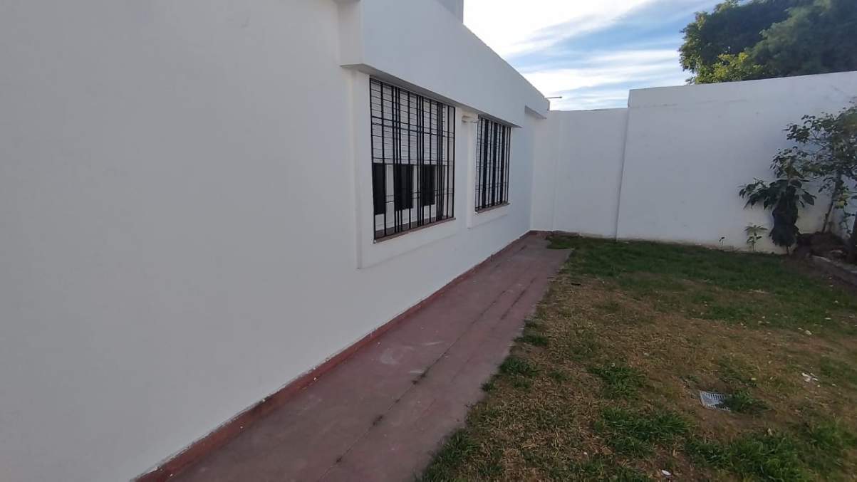 Alquilo Casa de 3 Dor- Patio - Cochera  B  Ayacucho