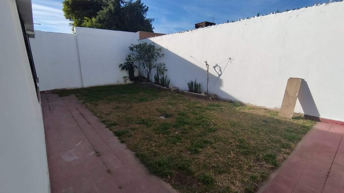 Alquilo Casa de 3 Dor- Patio - Cochera  B  Ayacucho