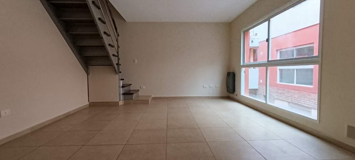 Mudate ahora a Alberdi! Duplex de 1 dormitorio con balcón!