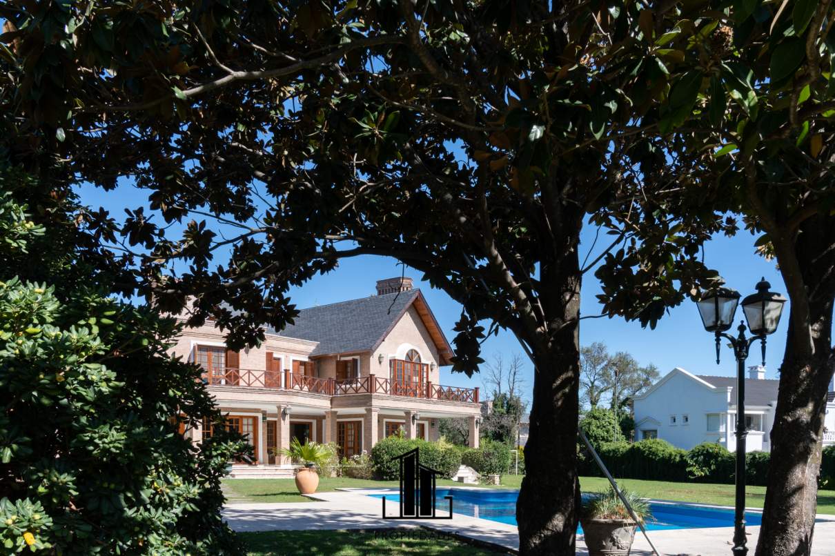 VENTA CASA PREMIUM EN COUNTRY LAS DELICIAS FONDO GOLF