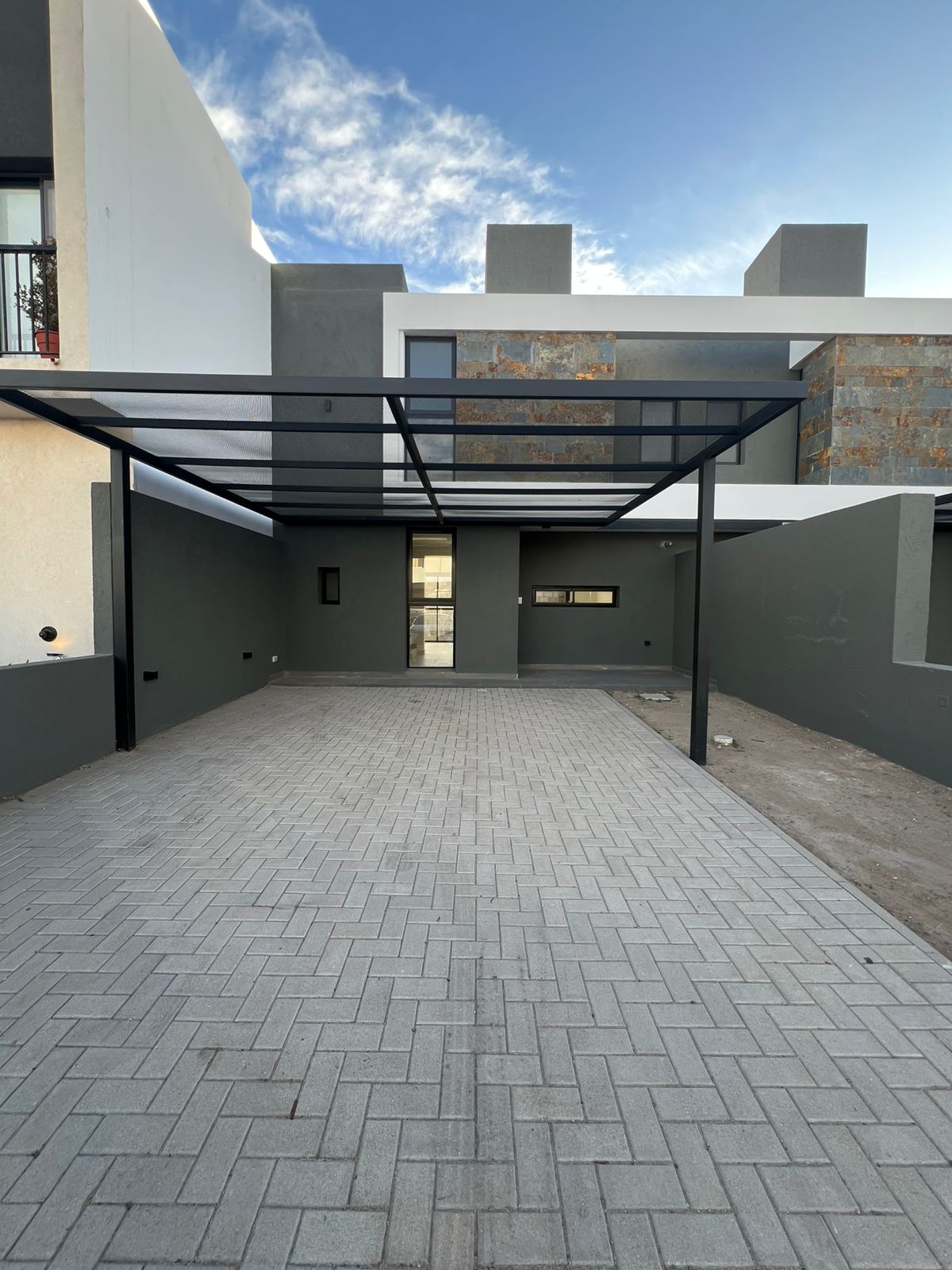 ¡Estrená tu Dúplex en Solares de Manantiales con Patio, Asador y Cochera Doble!