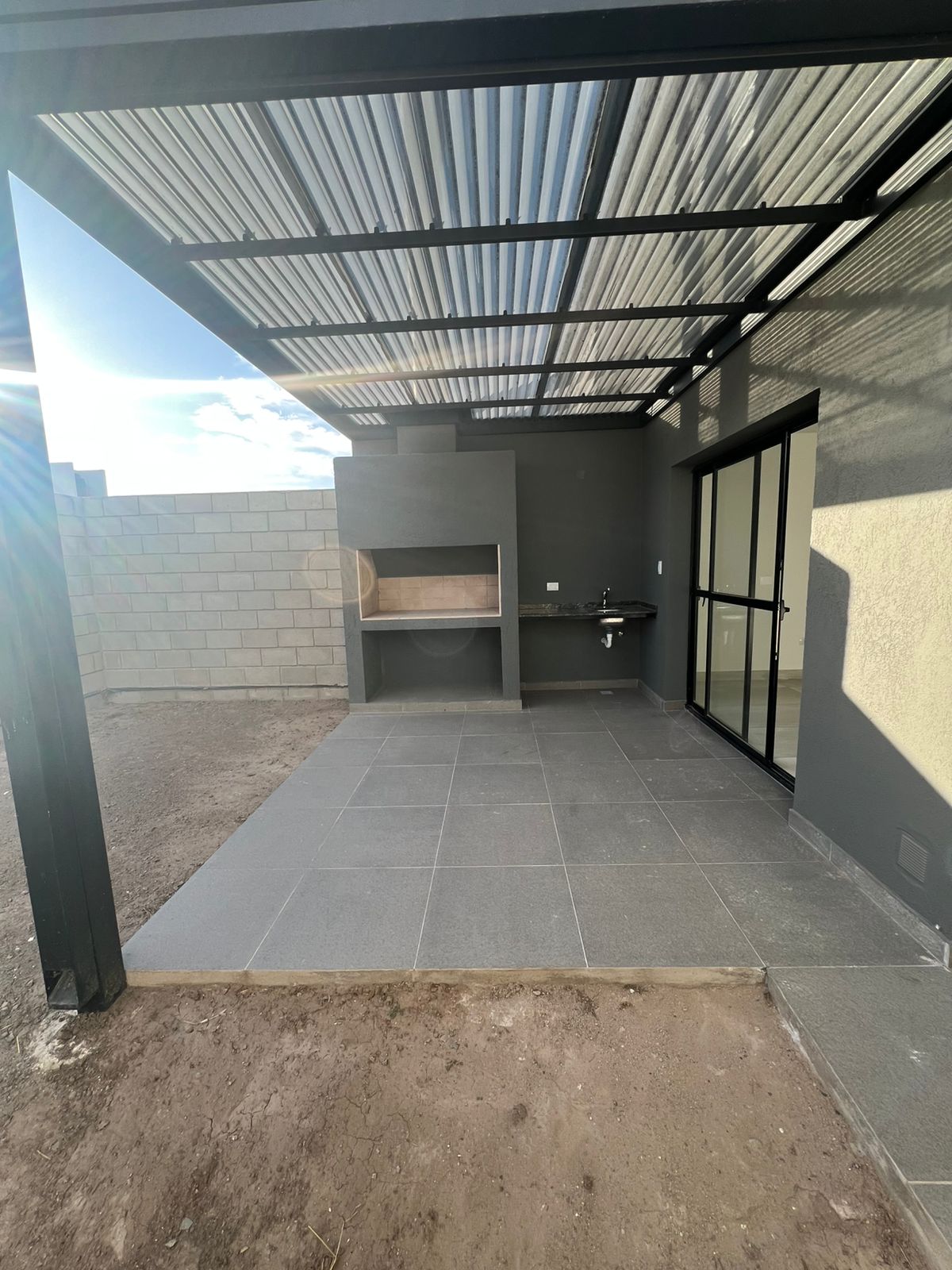 ¡Estrená tu Dúplex en Solares de Manantiales con Patio, Asador y Cochera Doble!