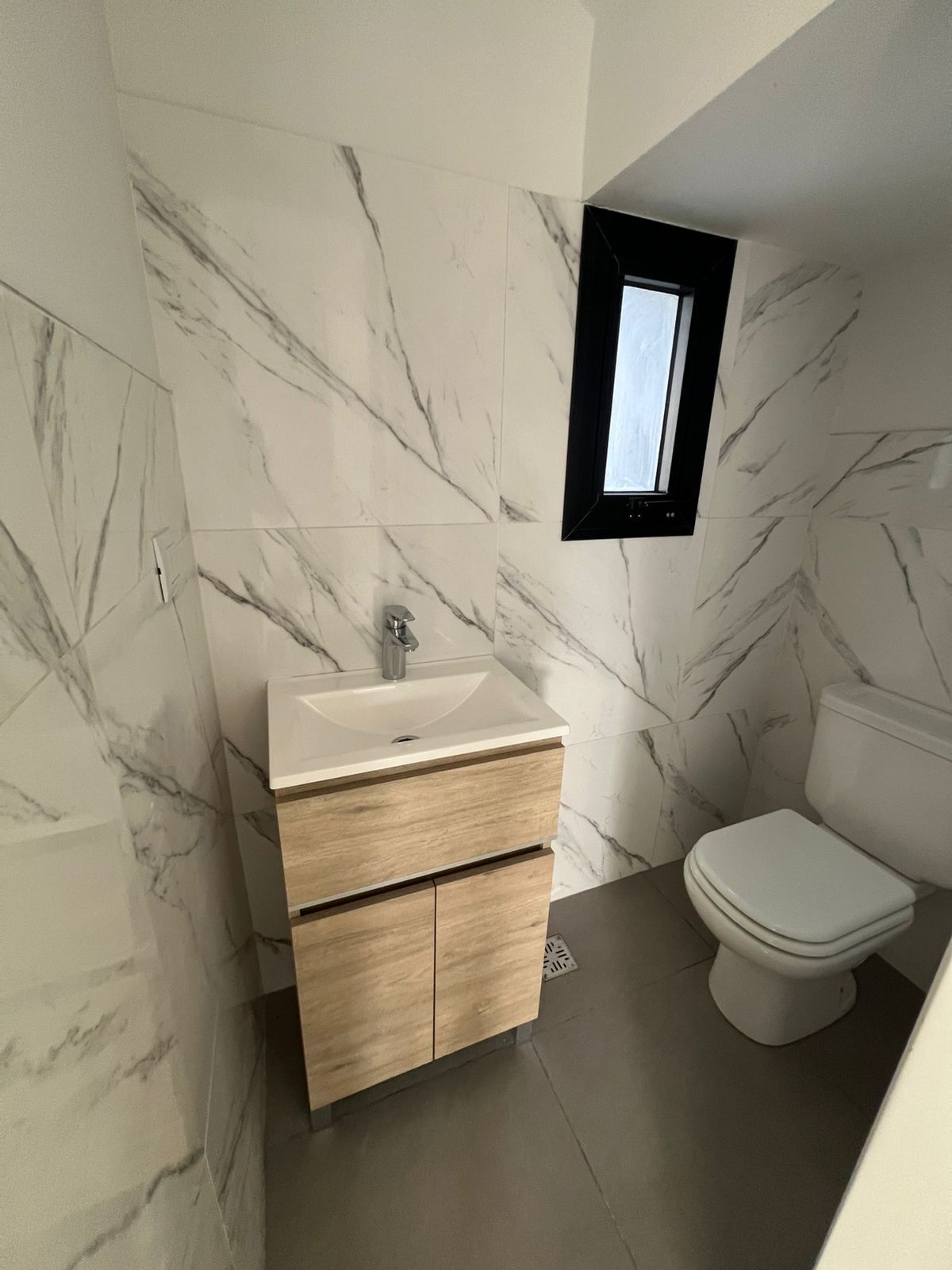 ¡Estrená tu Dúplex en Solares de Manantiales con Patio, Asador y Cochera Doble!