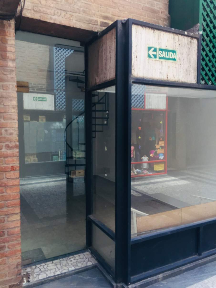ALQUILER LOCAL COMERCIAL EN GALERÍA EN CENTRO