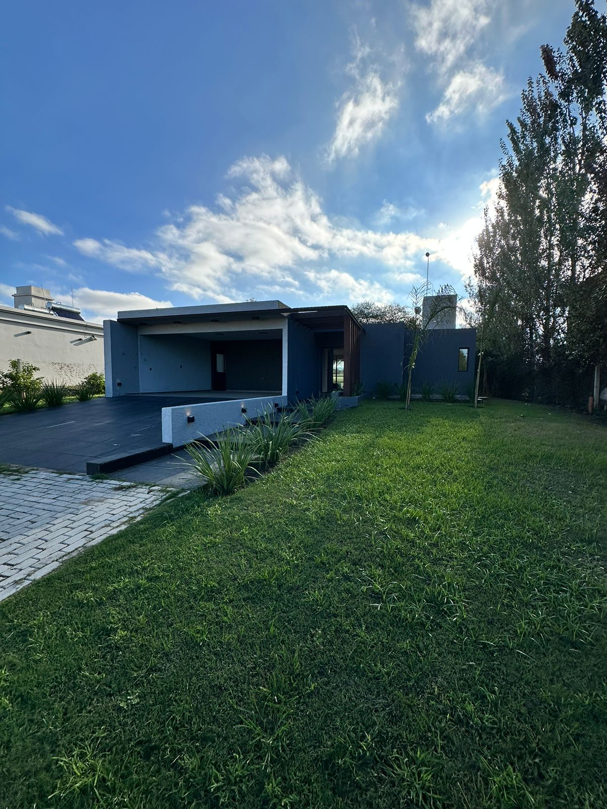 Casa en alquiler en Valle del Golf  2 Dormitorios  Amoblada  Pileta y Cochera Doble
