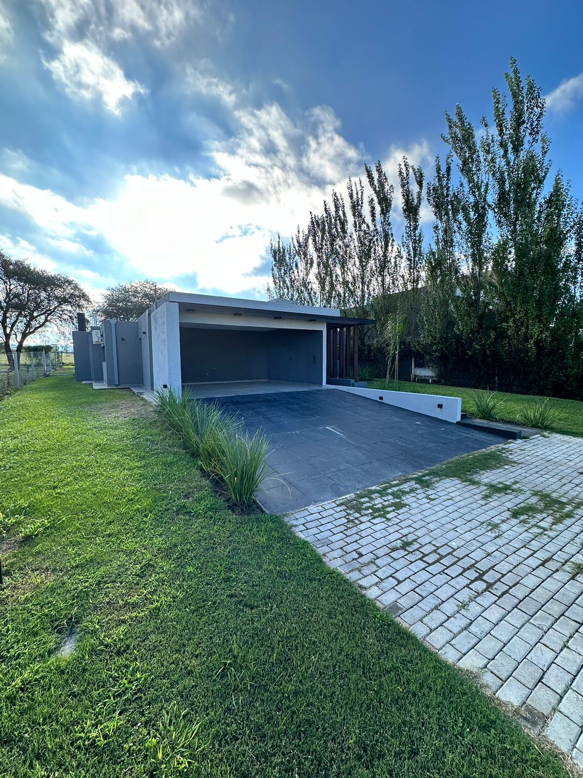 Casa en alquiler en Valle del Golf  2 Dormitorios  Amoblada  Pileta y Cochera Doble