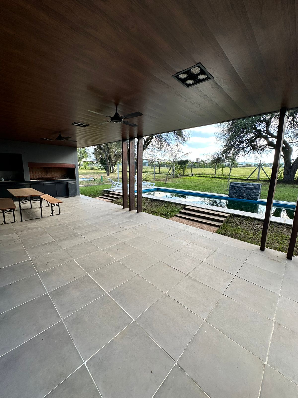 Casa en alquiler en Valle del Golf  2 Dormitorios  Amoblada  Pileta y Cochera Doble