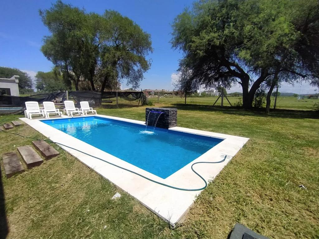 Casa en alquiler en Valle del Golf  2 Dormitorios  Amoblada  Pileta y Cochera Doble