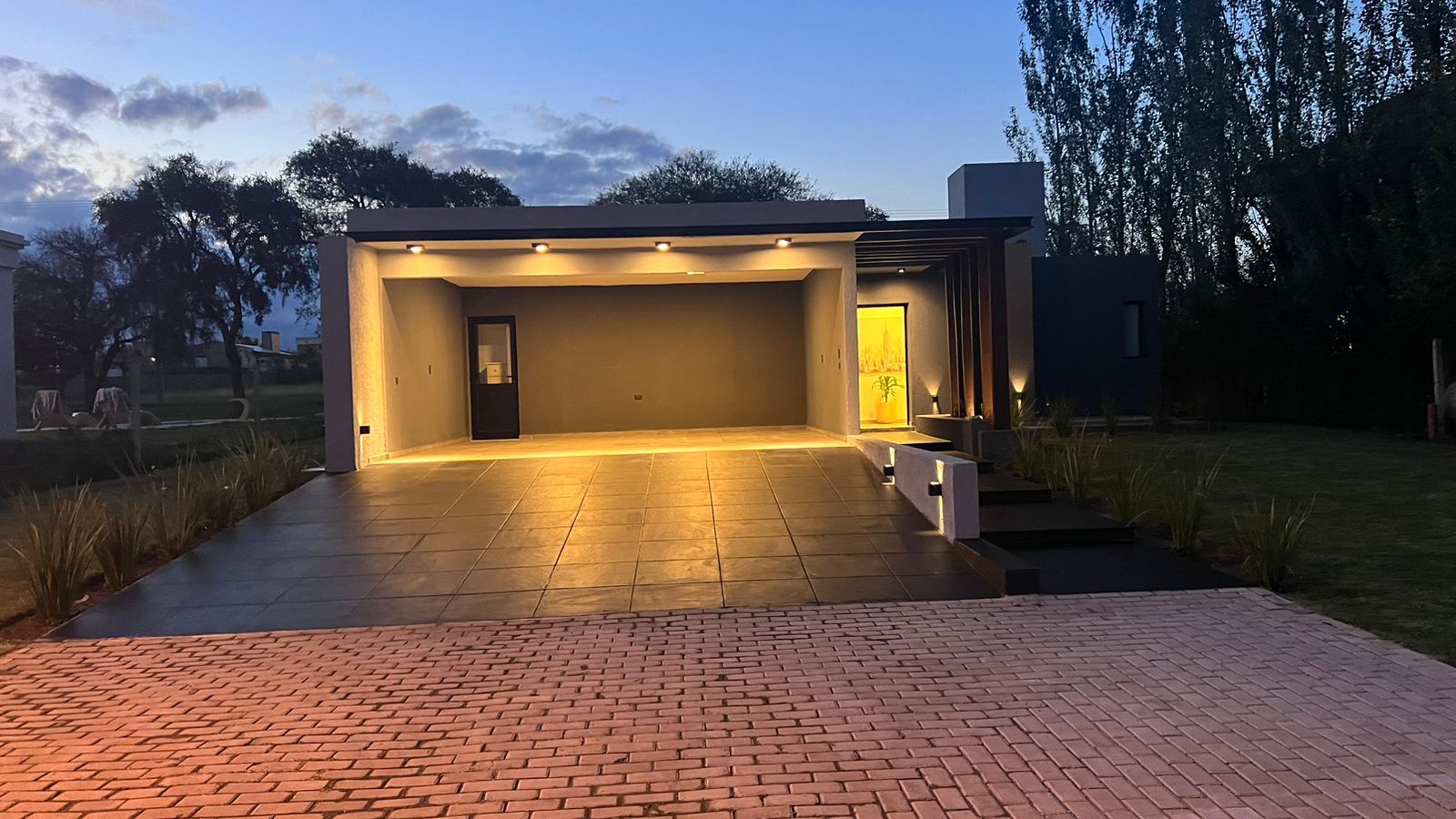 Casa en alquiler en Valle del Golf  2 Dormitorios  Amoblada  Pileta y Cochera Doble