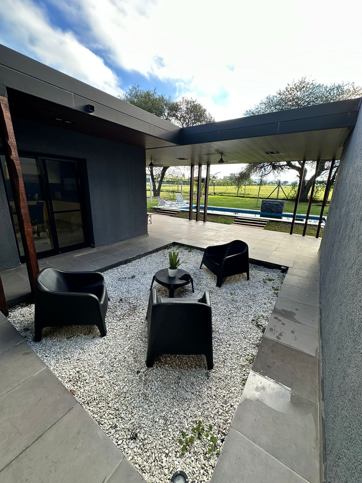 Casa en alquiler en Valle del Golf  2 Dormitorios  Amoblada  Pileta y Cochera Doble
