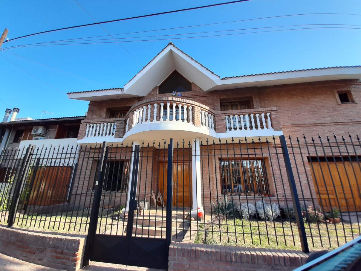 Venta casa 4 dormitorios -  Ampliación Poeta Lugones - Córdoba