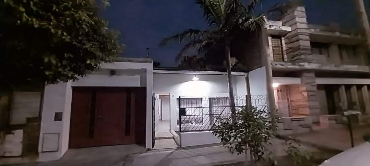 SE ALQUILA CASA GRANDE DE 4 DORMITORIOS CON GARAGE