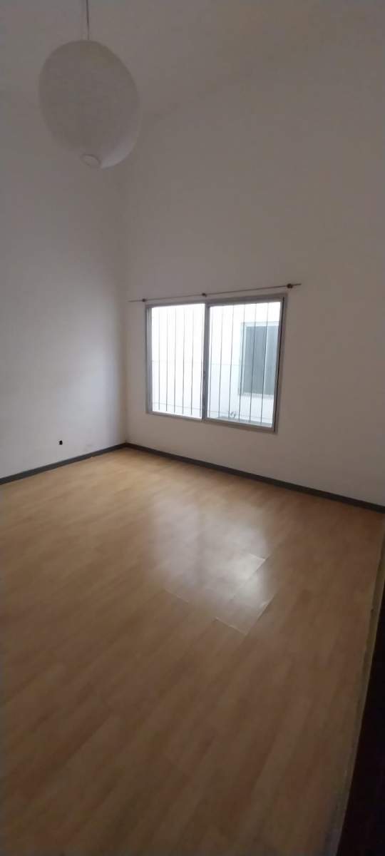 SE ALQUILA CASA GRANDE DE 4 DORMITORIOS CON GARAGE