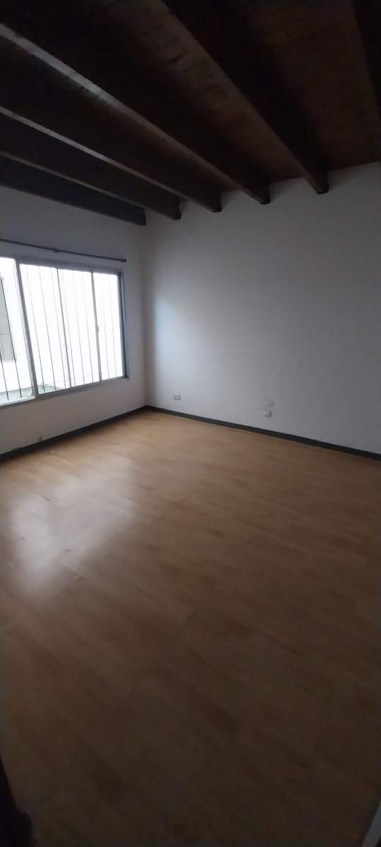 SE ALQUILA CASA GRANDE DE 4 DORMITORIOS CON GARAGE