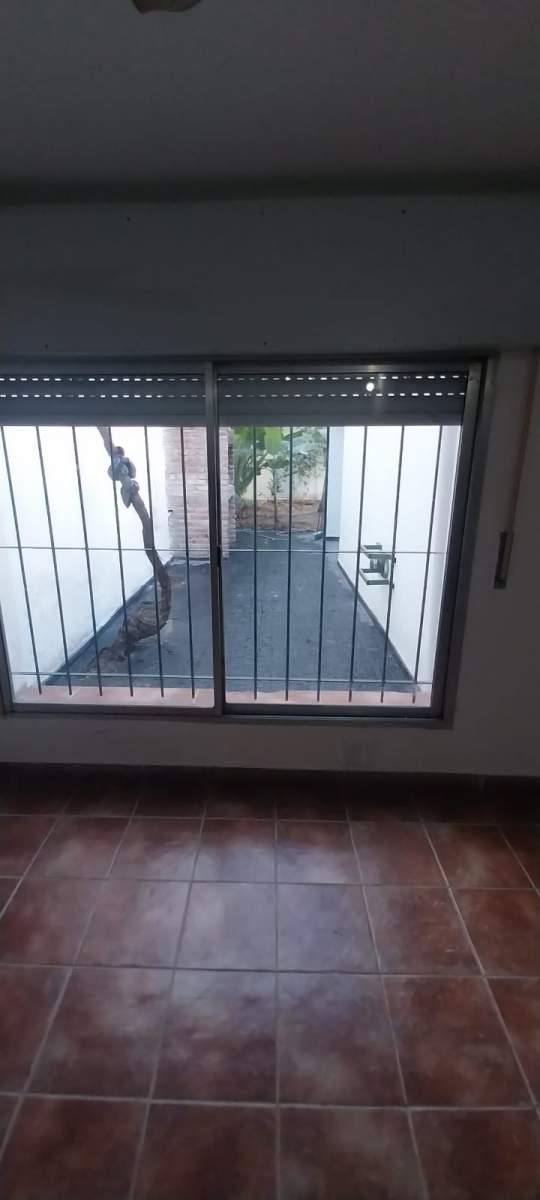 SE ALQUILA CASA GRANDE DE 4 DORMITORIOS CON GARAGE