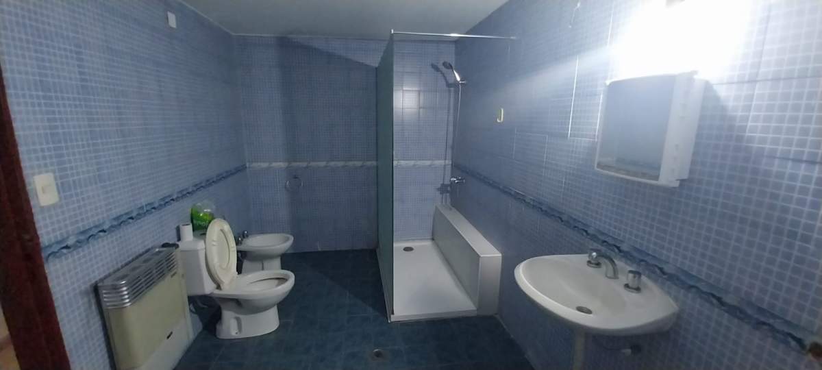 SE ALQUILA CASA GRANDE DE 4 DORMITORIOS CON GARAGE