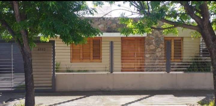 SE VENDE CASA EN ZONA MUJER URBANA