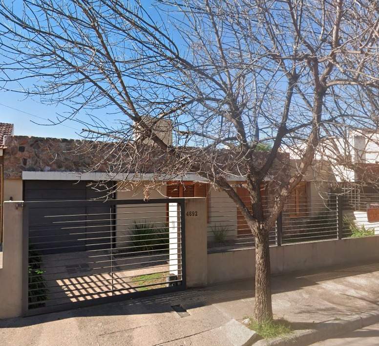 SE VENDE CASA EN ZONA MUJER URBANA