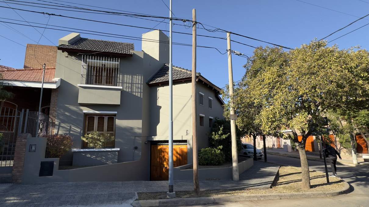Casa de 3 dormitorios en alquiler en Lomas de San Martín - Excelente estado
