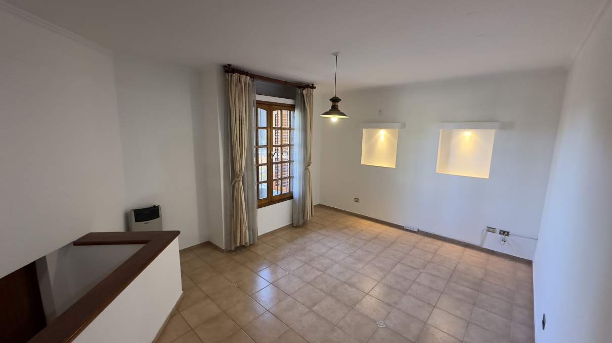 Casa de 3 dormitorios en alquiler en Lomas de San Martín - Excelente estado