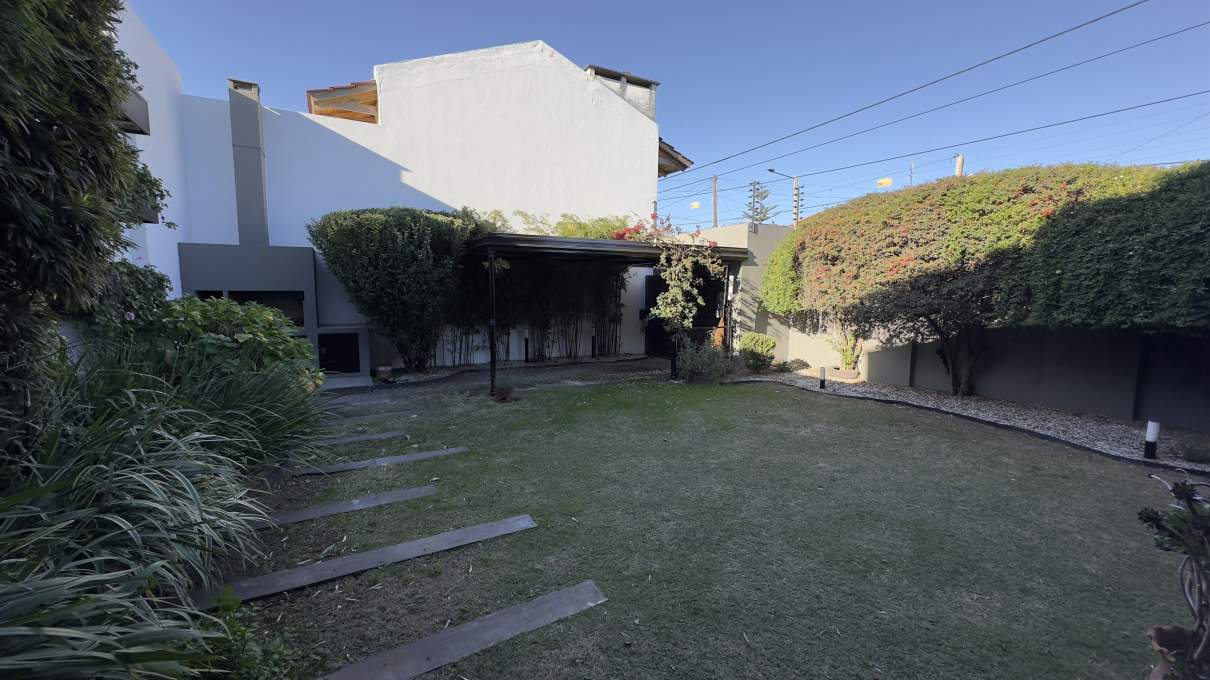 Casa de 3 dormitorios en alquiler en Lomas de San Martín - Excelente estado