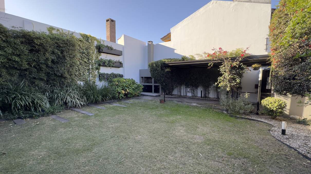 Casa de 3 dormitorios en alquiler en Lomas de San Martín - Excelente estado
