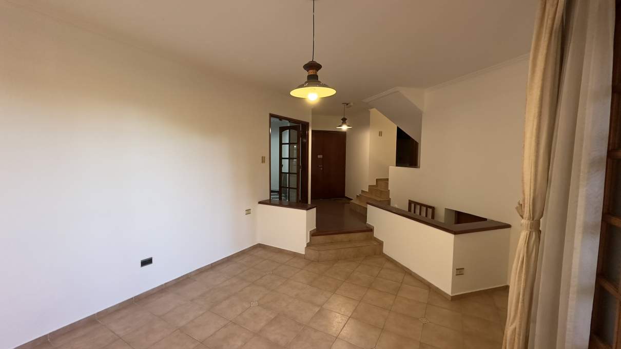 Casa de 3 dormitorios en alquiler en Lomas de San Martín - Excelente estado