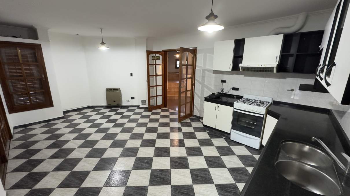 Casa de 3 dormitorios en alquiler en Lomas de San Martín - Excelente estado