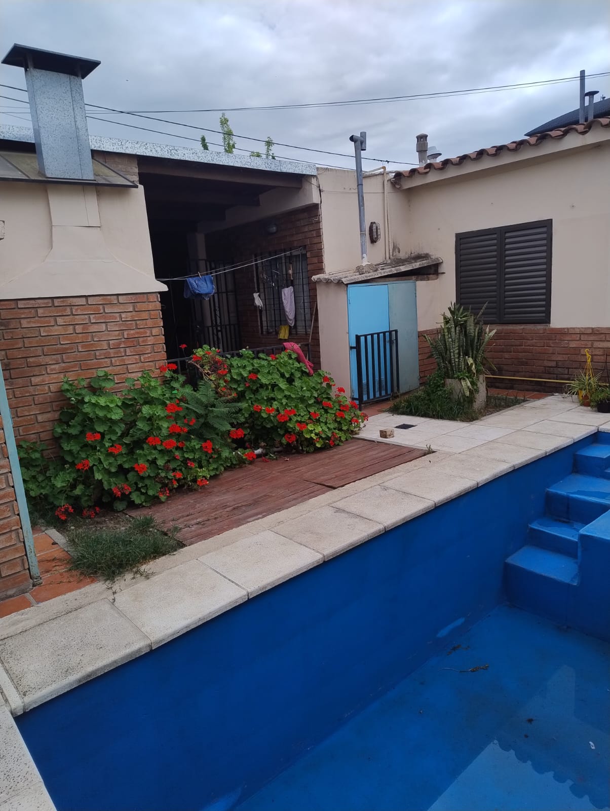 CASA DE TRES DORMITORIOS CON PILETA EN BARRIO ALTO VERDE