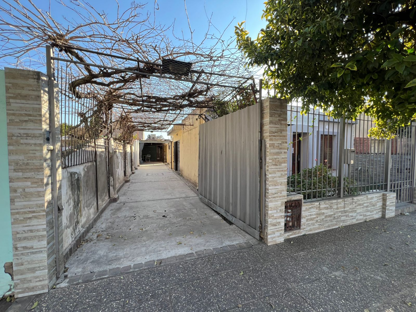 BARRIO VILLA ADELA  VENTA - IDEAL RENTA CASA 3 DORMITORIOS MAS  2 DPTOS.