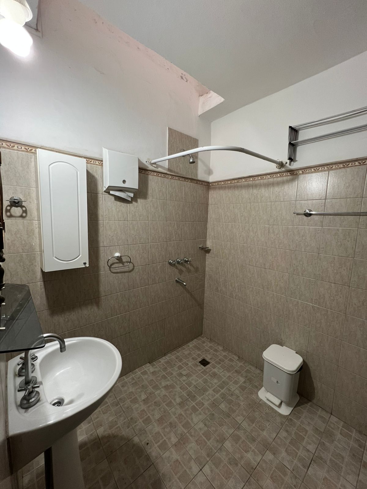 BARRIO VILLA ADELA  VENTA - IDEAL RENTA CASA 3 DORMITORIOS MAS  2 DPTOS.