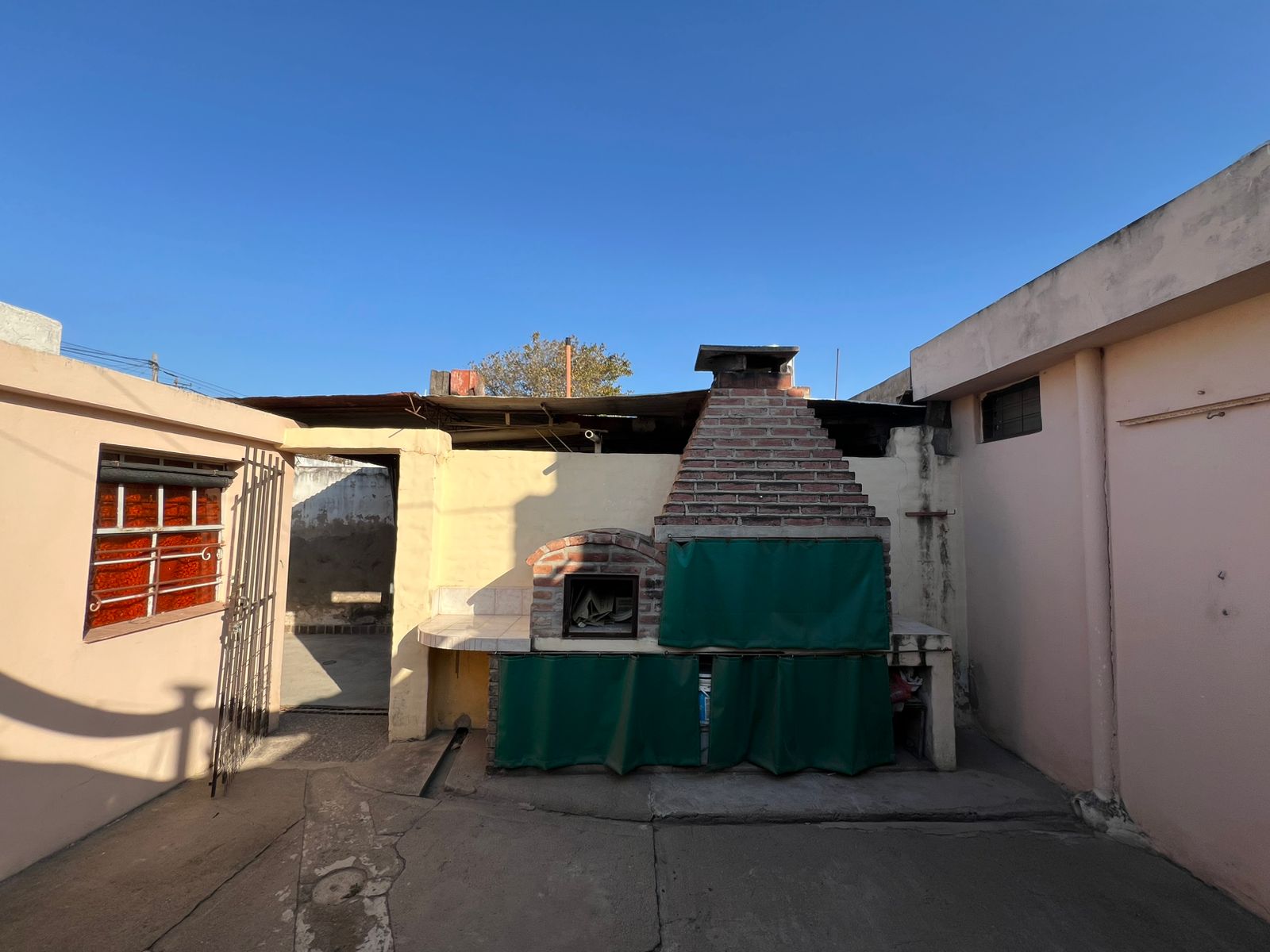 BARRIO VILLA ADELA  VENTA - IDEAL RENTA CASA 3 DORMITORIOS MAS  2 DPTOS.