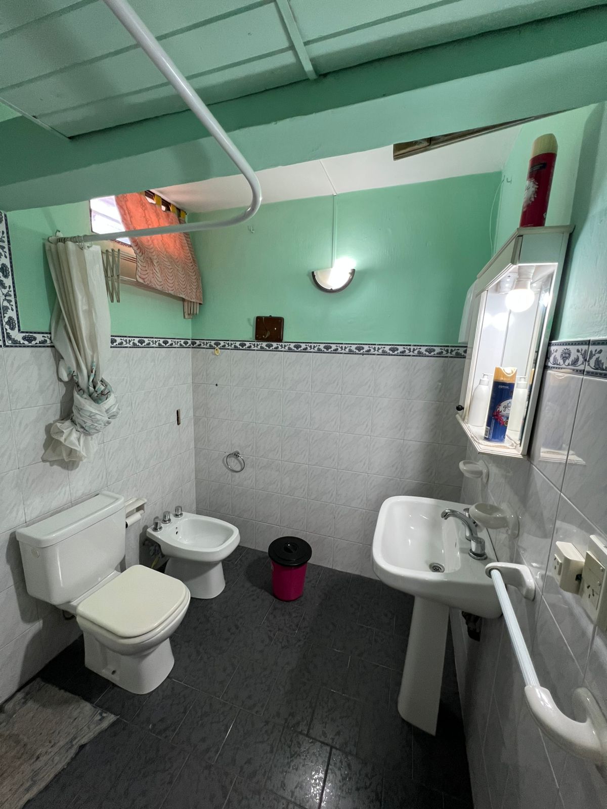 BARRIO VILLA ADELA  VENTA - IDEAL RENTA CASA 3 DORMITORIOS MAS  2 DPTOS.