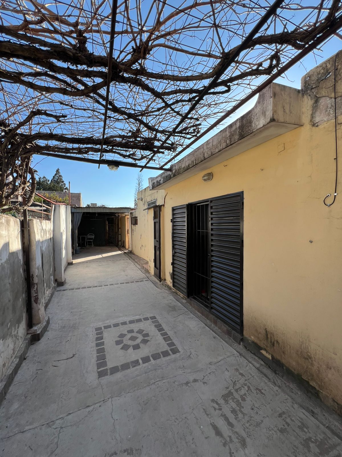 BARRIO VILLA ADELA  VENTA - IDEAL RENTA CASA 3 DORMITORIOS MAS  2 DPTOS.