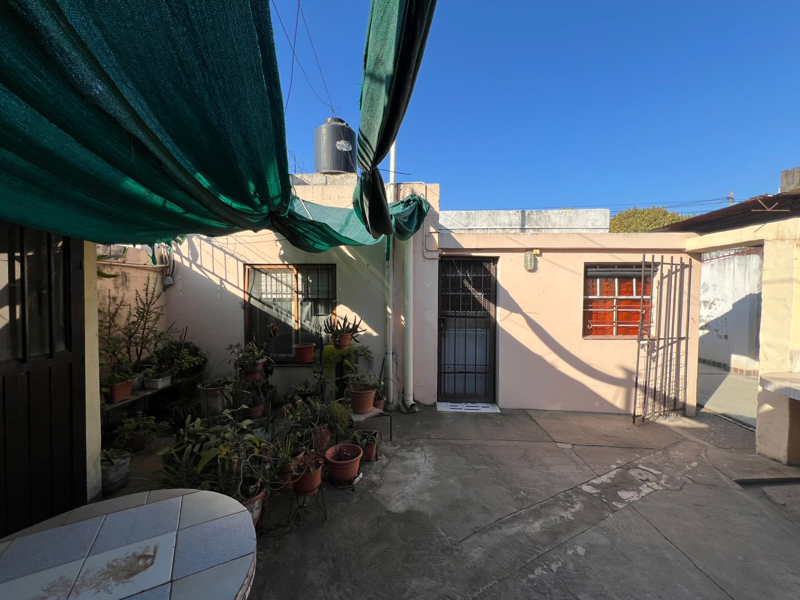 BARRIO VILLA ADELA  VENTA - IDEAL RENTA CASA 3 DORMITORIOS MAS  2 DPTOS.