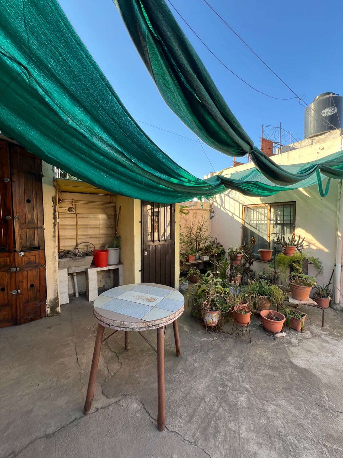 BARRIO VILLA ADELA  VENTA - IDEAL RENTA CASA 3 DORMITORIOS MAS  2 DPTOS.